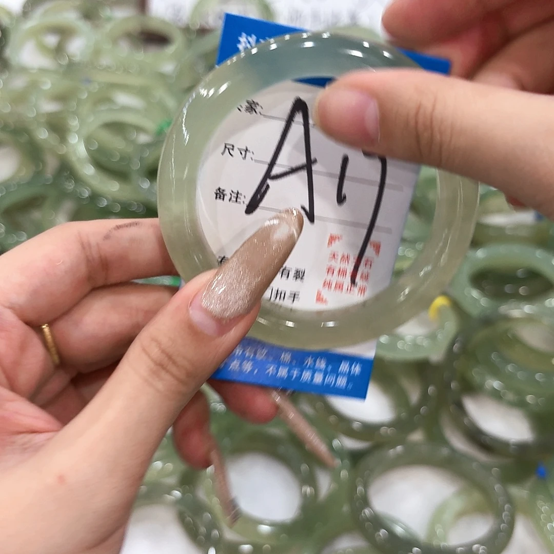 刘***月未镶嵌蛇纹石玉手镯