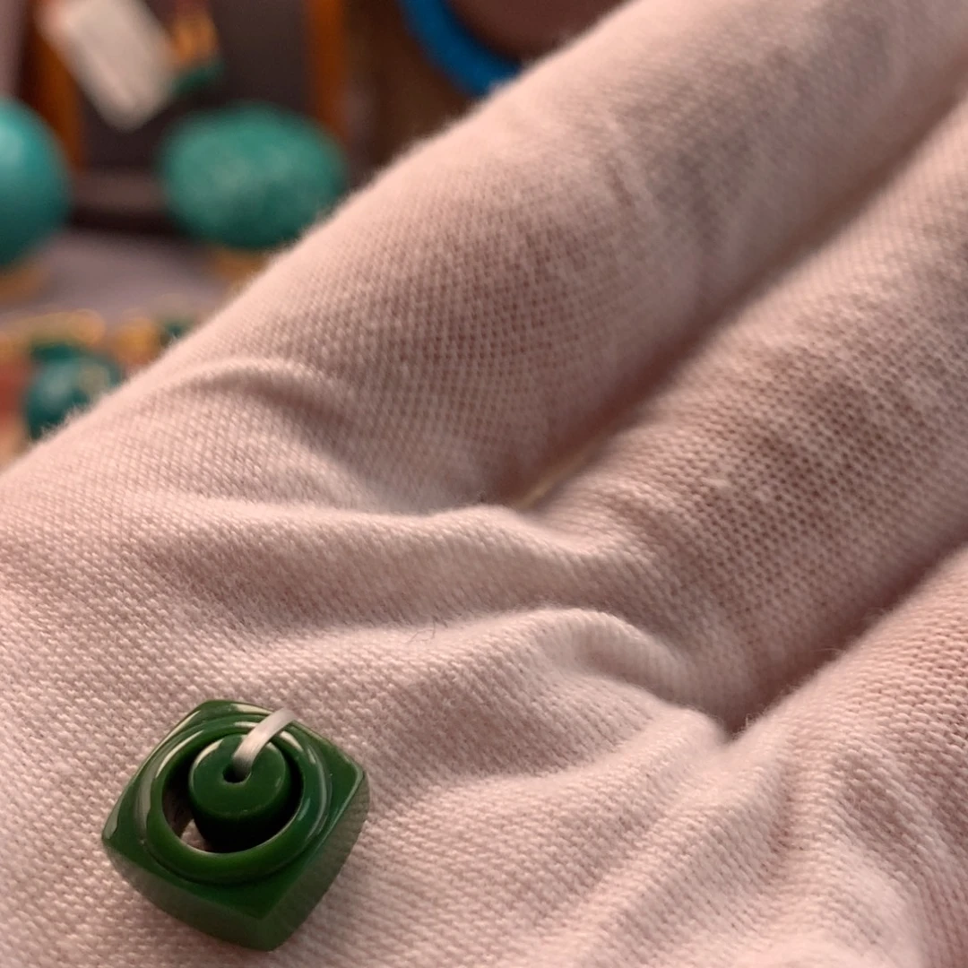 俾***长未镶嵌绿松石挂件