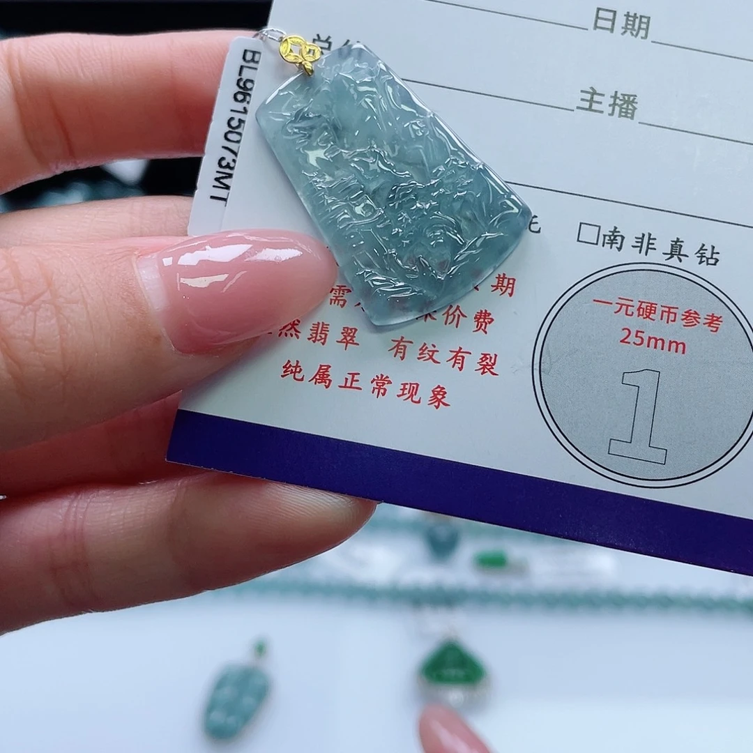 翡翠18K金镶嵌颈饰山水