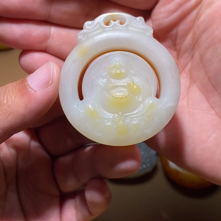 在***约和田玉未镶嵌颈饰