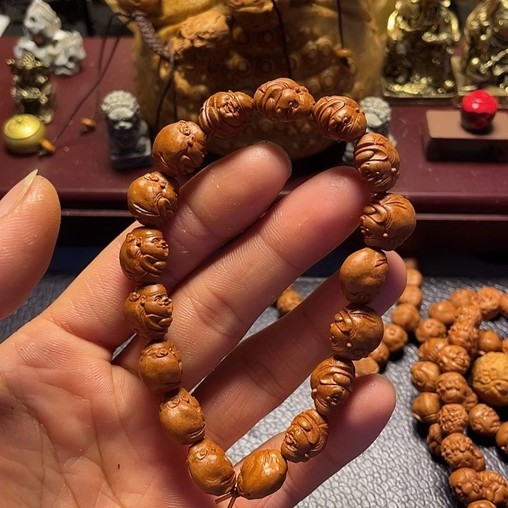 龙纹桃核雕刻瑕疵财神