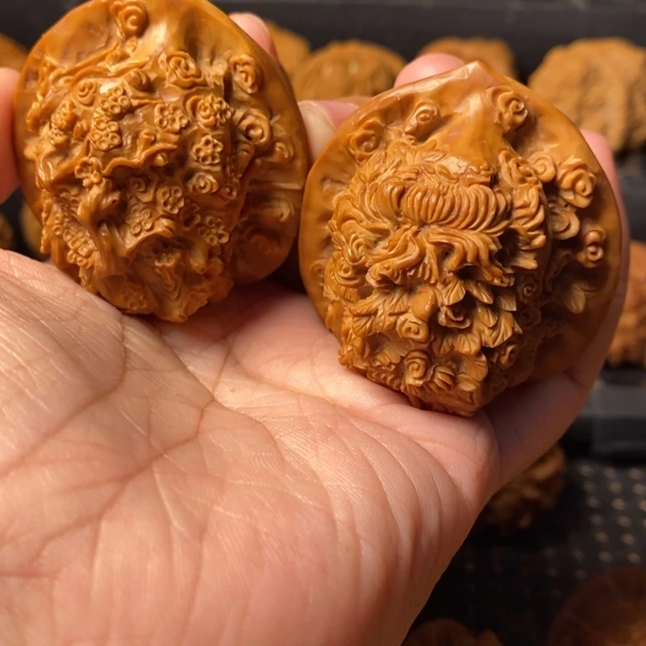 文玩核桃把件梅兰竹菊