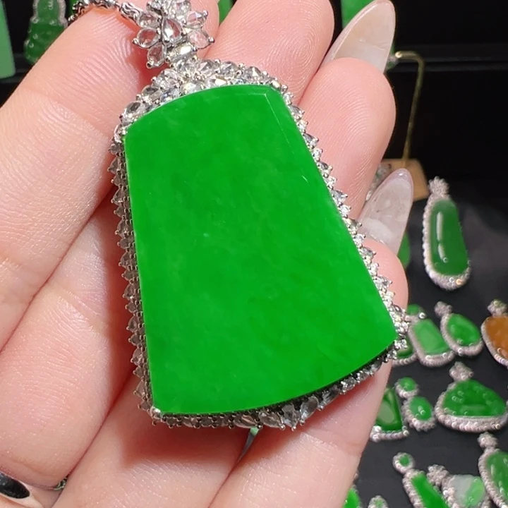 翡翠18K金镶嵌吊坠(不含链)祁****司无事牌，尾款未付