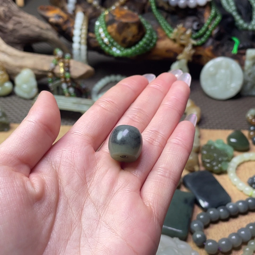 和田玉未镶嵌颈饰桶珠