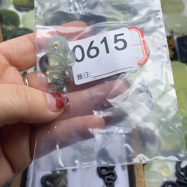 蛇纹石玉颈饰合金汉**子