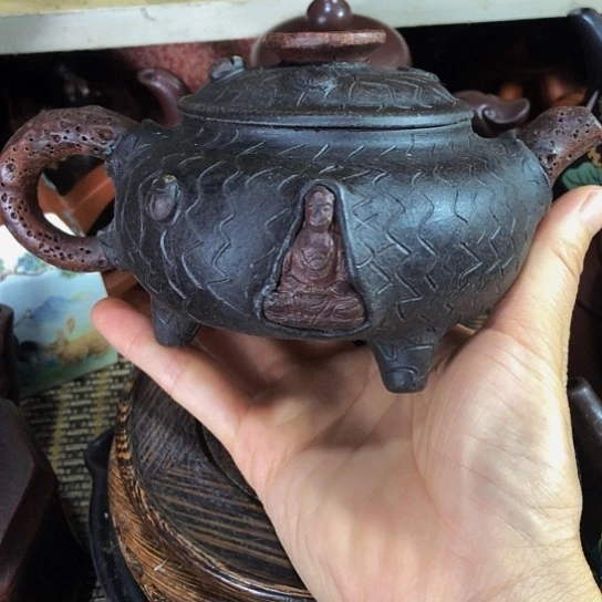 茶壶紫砂原矿泥料手工制作的一把紫砂壶。