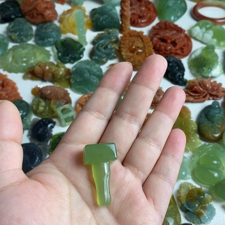 蛇纹石玉颈饰未镶嵌