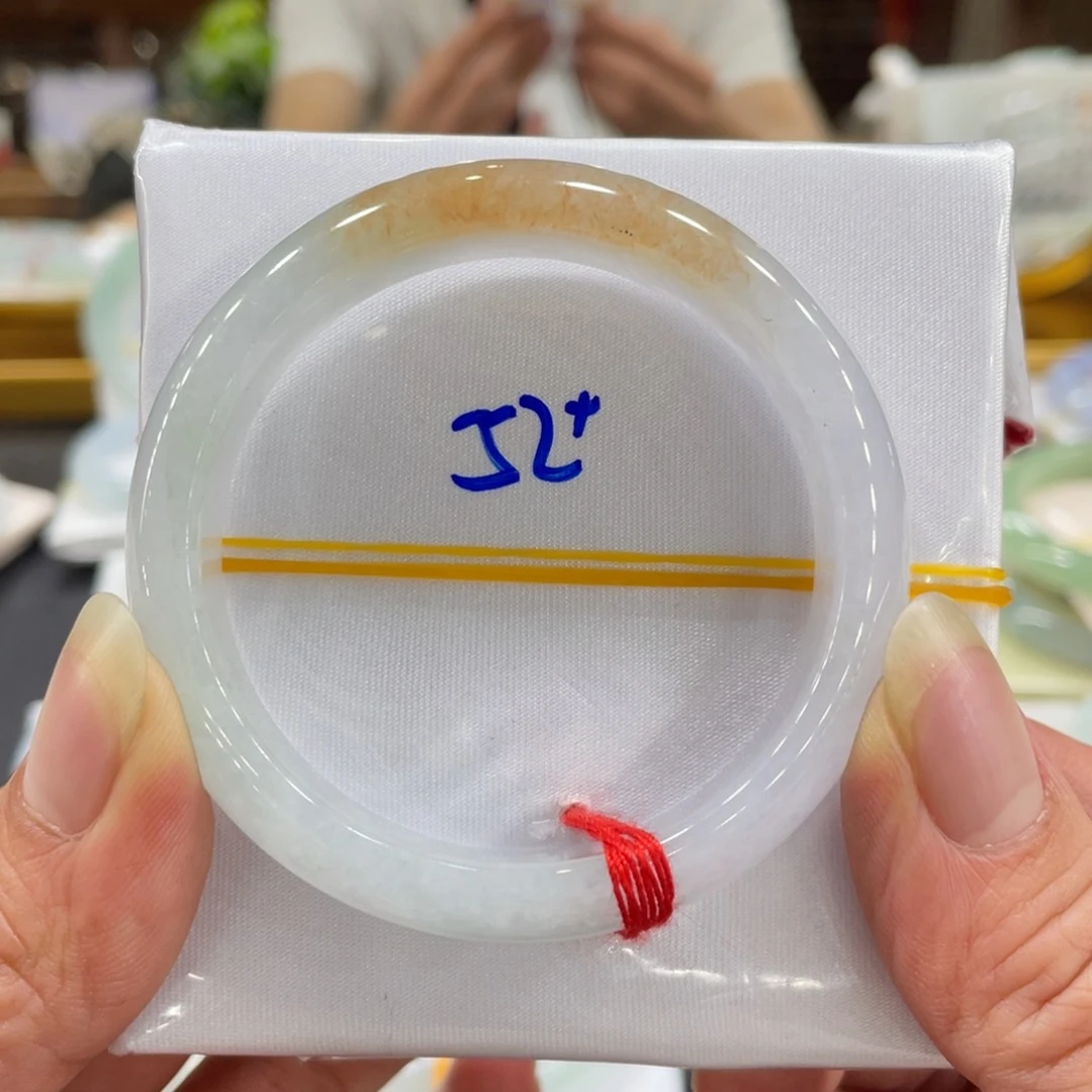 翡翠手镯未镶嵌翡翠手镯