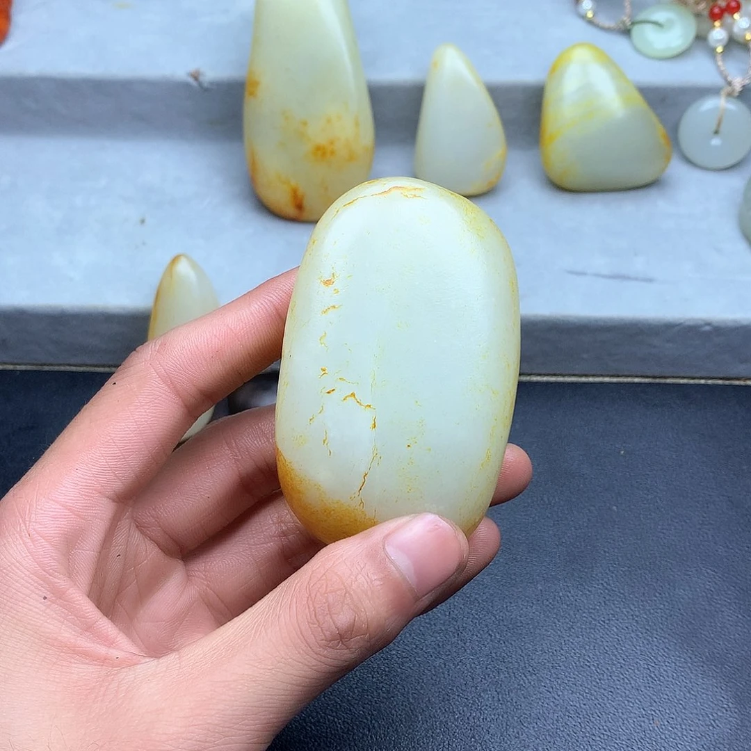 邱***师和田玉未镶嵌颈饰