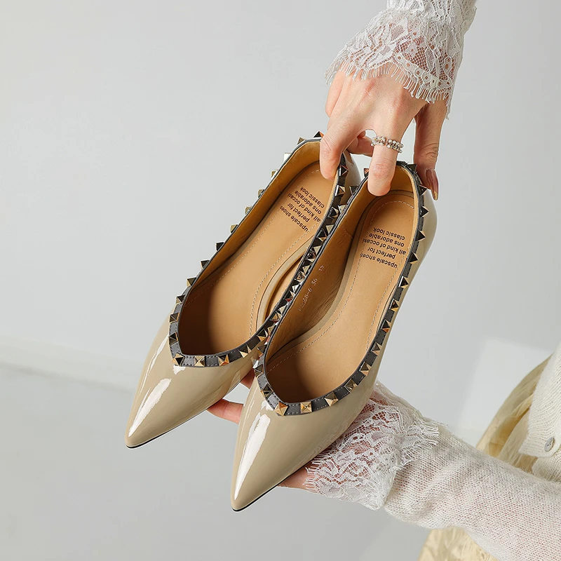 春秋显瘦尖头平底大码女鞋40-42浅口真皮铆钉软底高个子单鞋百搭