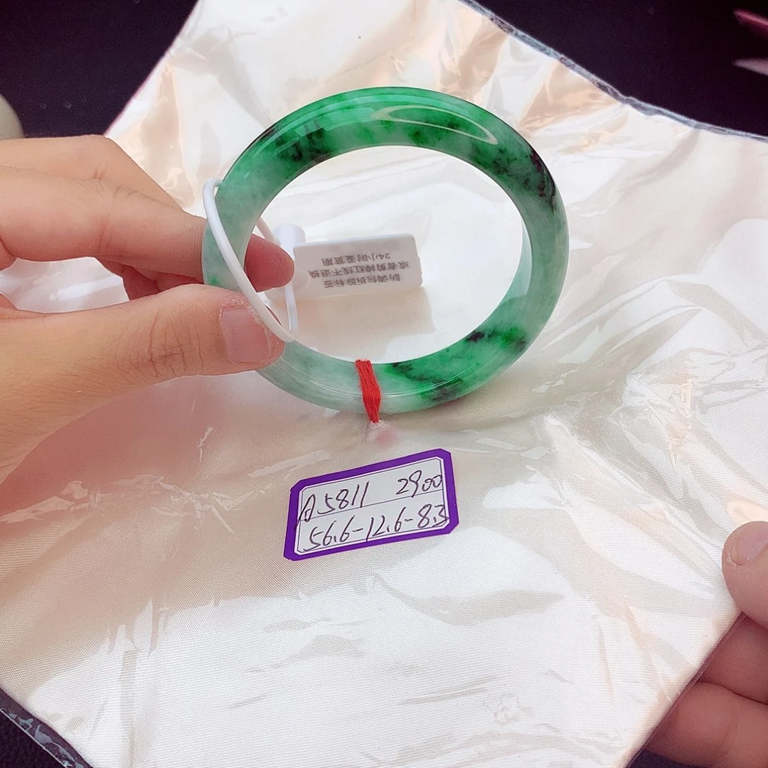 翡翠手镯未镶嵌翡翠