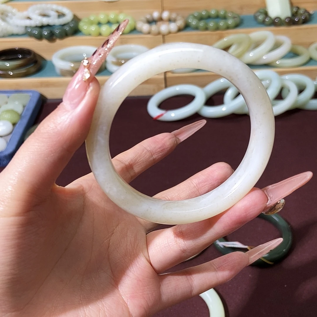 和田玉未镶嵌手镯