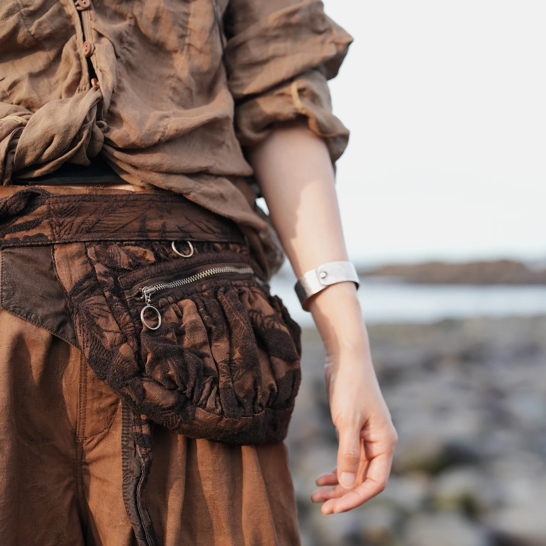 几见 原创设计柿染腰包桑蚕丝斜挎包羊毛混纺文艺复古做旧Q51005