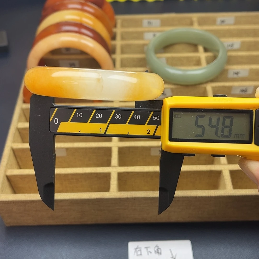 未镶嵌石英质玉（黄龙玉）手镯87