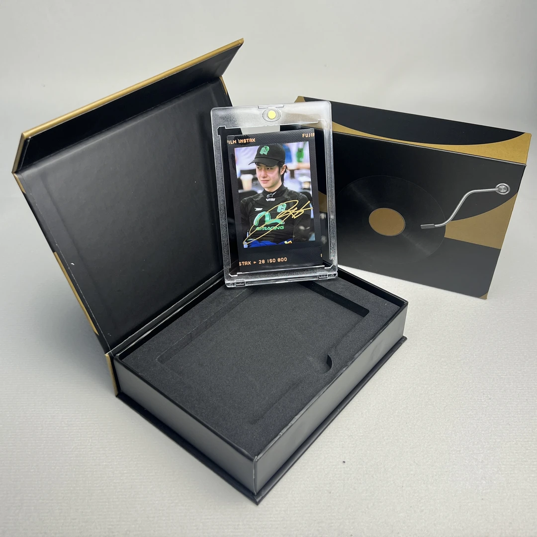 N8740 王一博 签名正品拍立得照片 黑胶