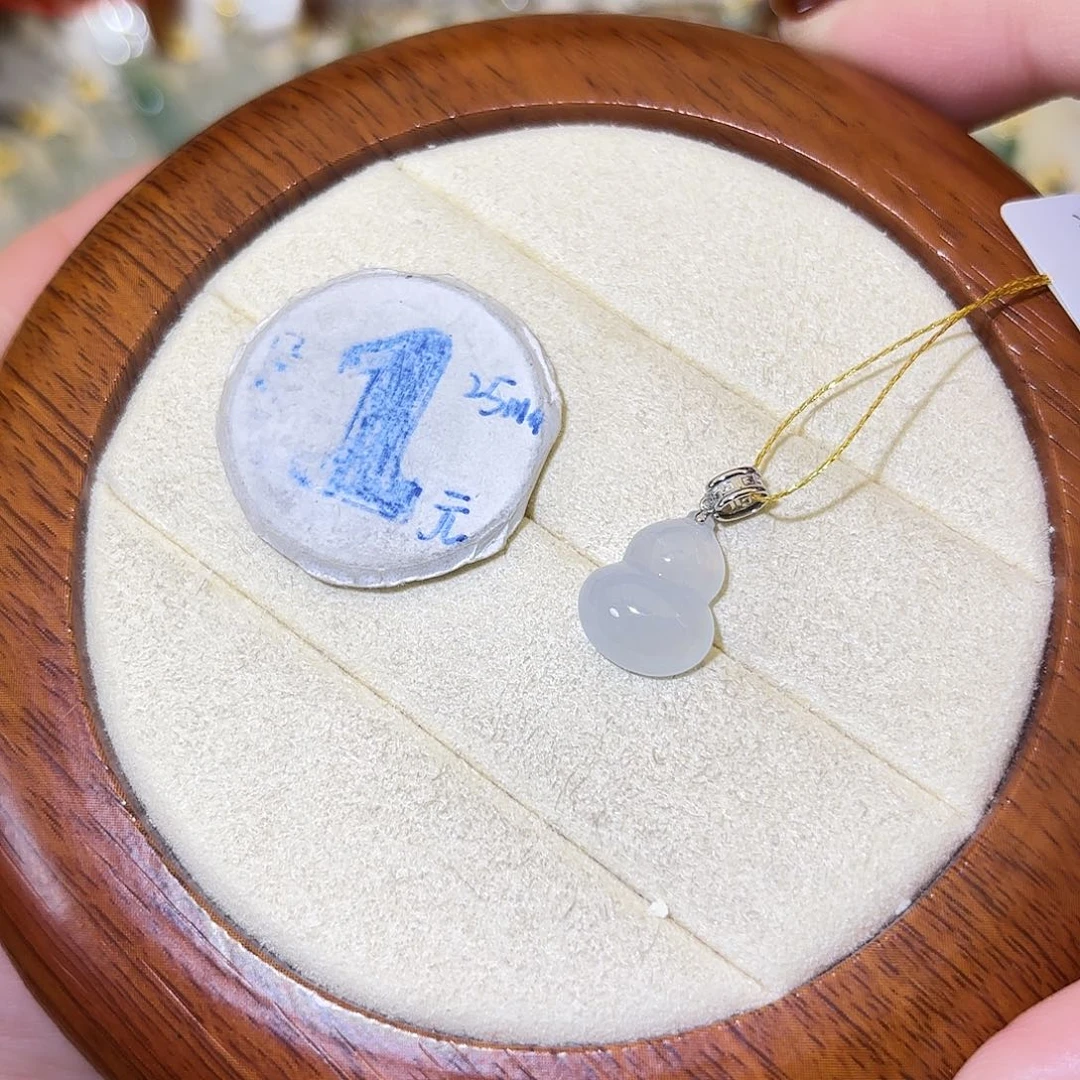 翡翠18K金镶嵌颈饰葫芦