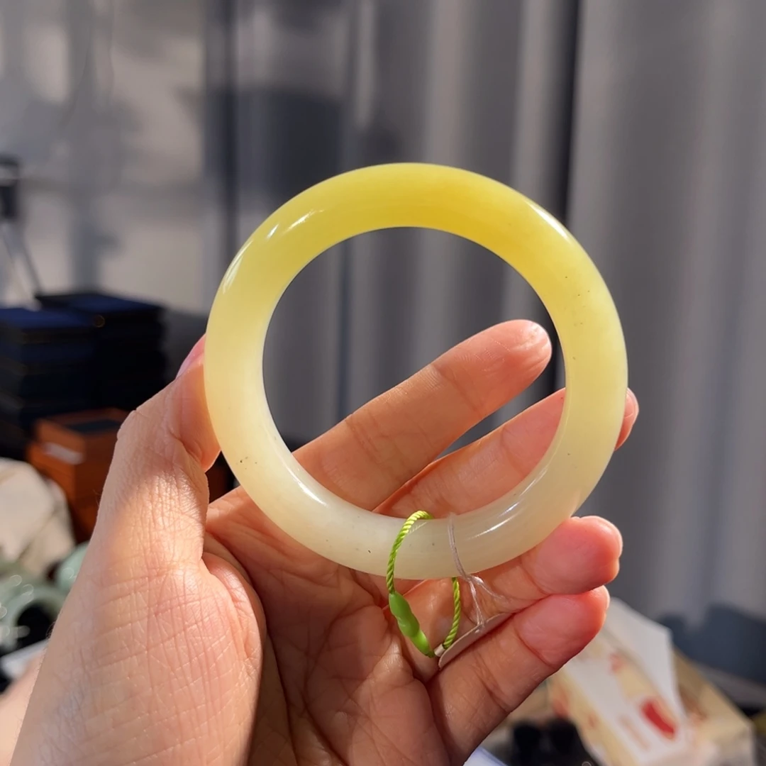 和田玉未镶嵌手镯  「鸡油黄半山水」