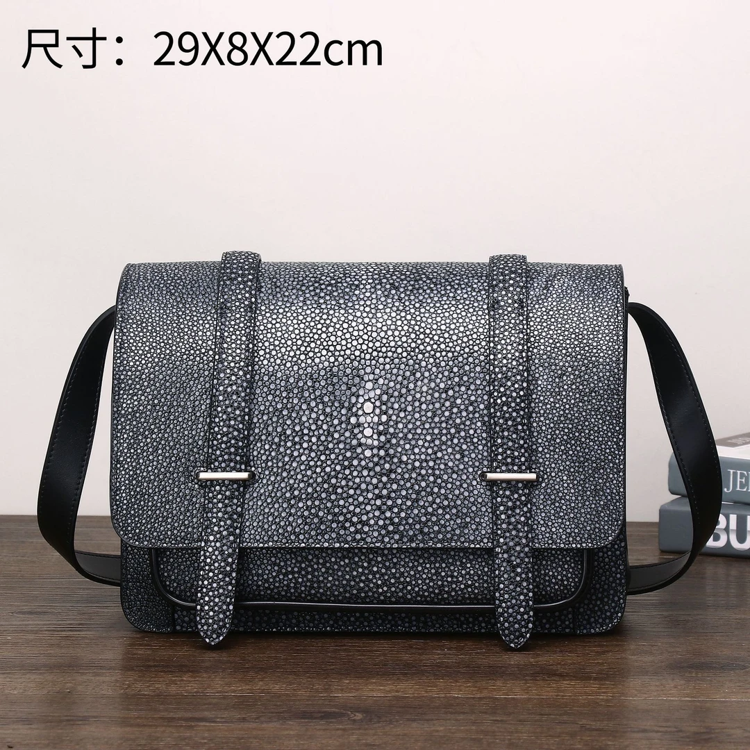 新款光面珍珠鱼纹男士单肩包横款时尚男包休闲斜跨包户外背包工厂