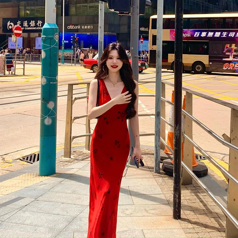 法式气质V领红色印花吊带连衣裙春季女修身显瘦高级感包臀长裙子