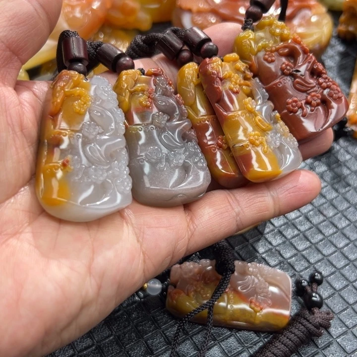 石英质玉（黄龙玉）颈饰未镶嵌恩****摊