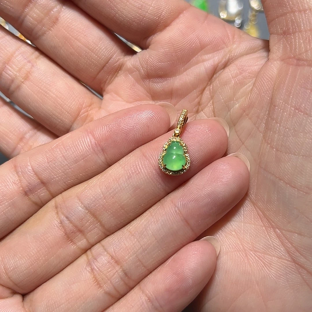 翡翠18K金镶嵌颈饰