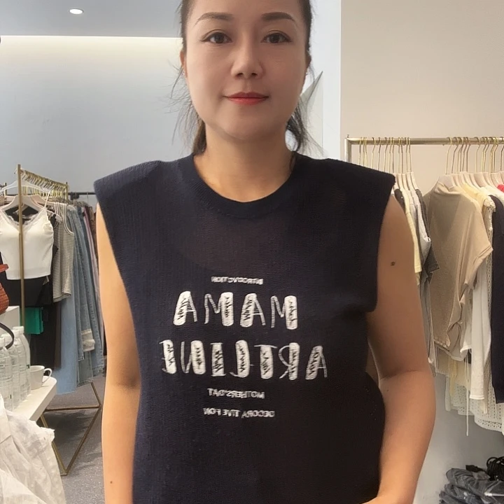 羊羔毛藏青刺绣字母上衣