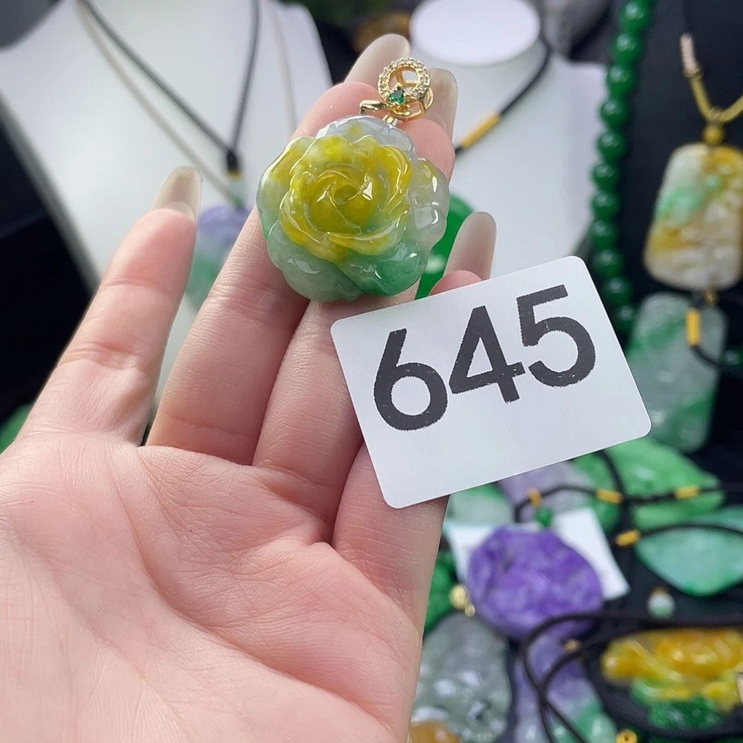 翡翠未镶嵌吊坠(赠链)