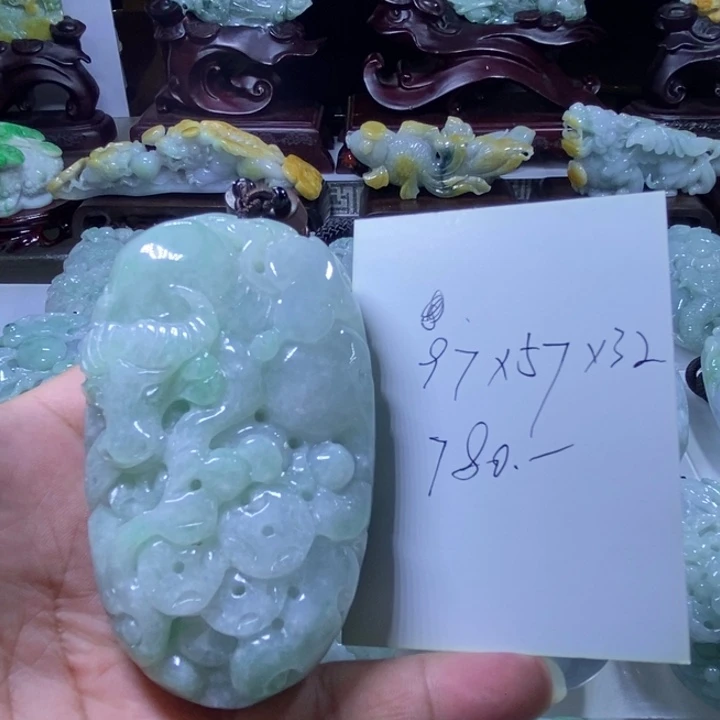 颈饰未镶嵌翡翠牛水把件