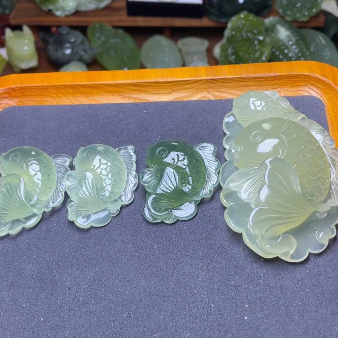 王***昇未镶嵌蛇纹石玉 手把件