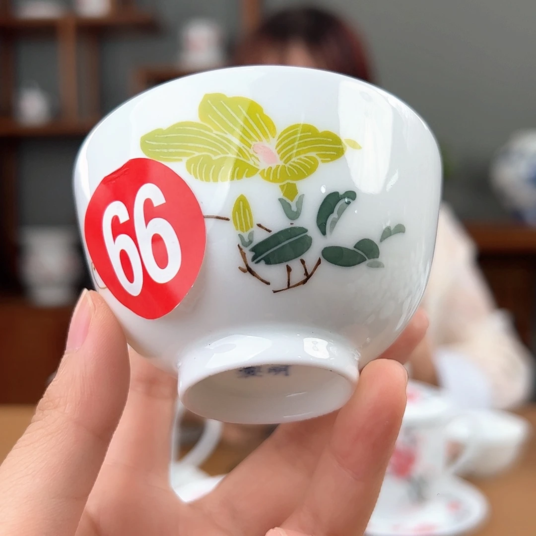 釉下彩花卉直口杯，微瑕