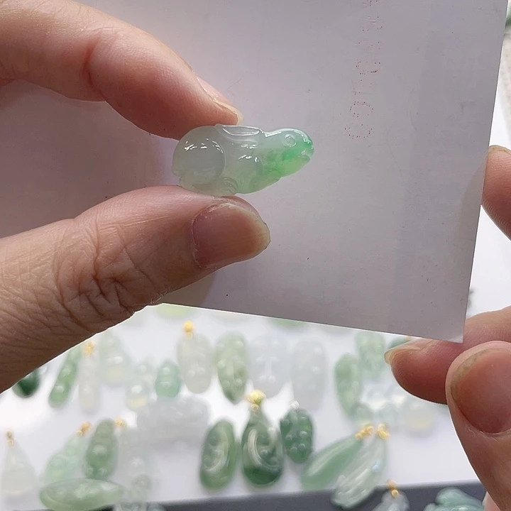 星***瑾翡翠未镶嵌颈饰兔兔