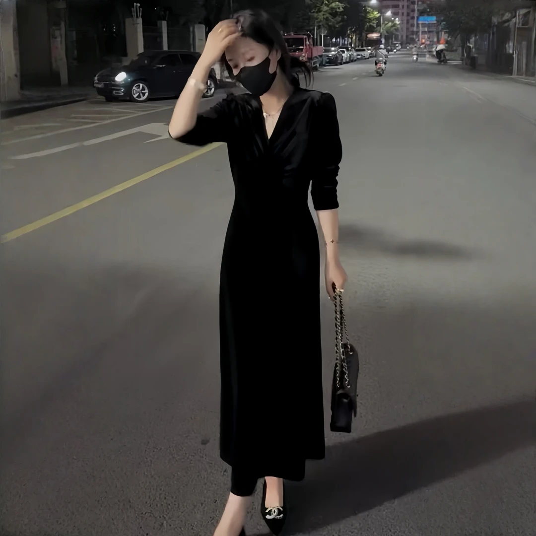 法式黑色丝绒长袖连衣裙女2025秋季新款V领气质收腰显瘦优雅长裙