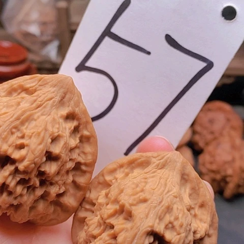 吊坠桃核43全品红狮子49克