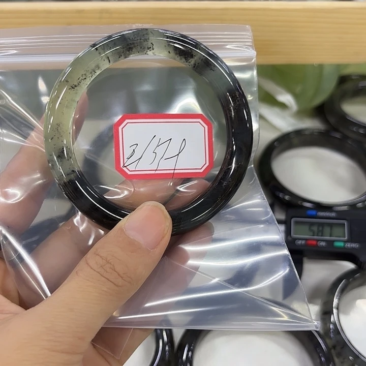 王***侦未镶嵌蛇纹石玉岫玉手镯