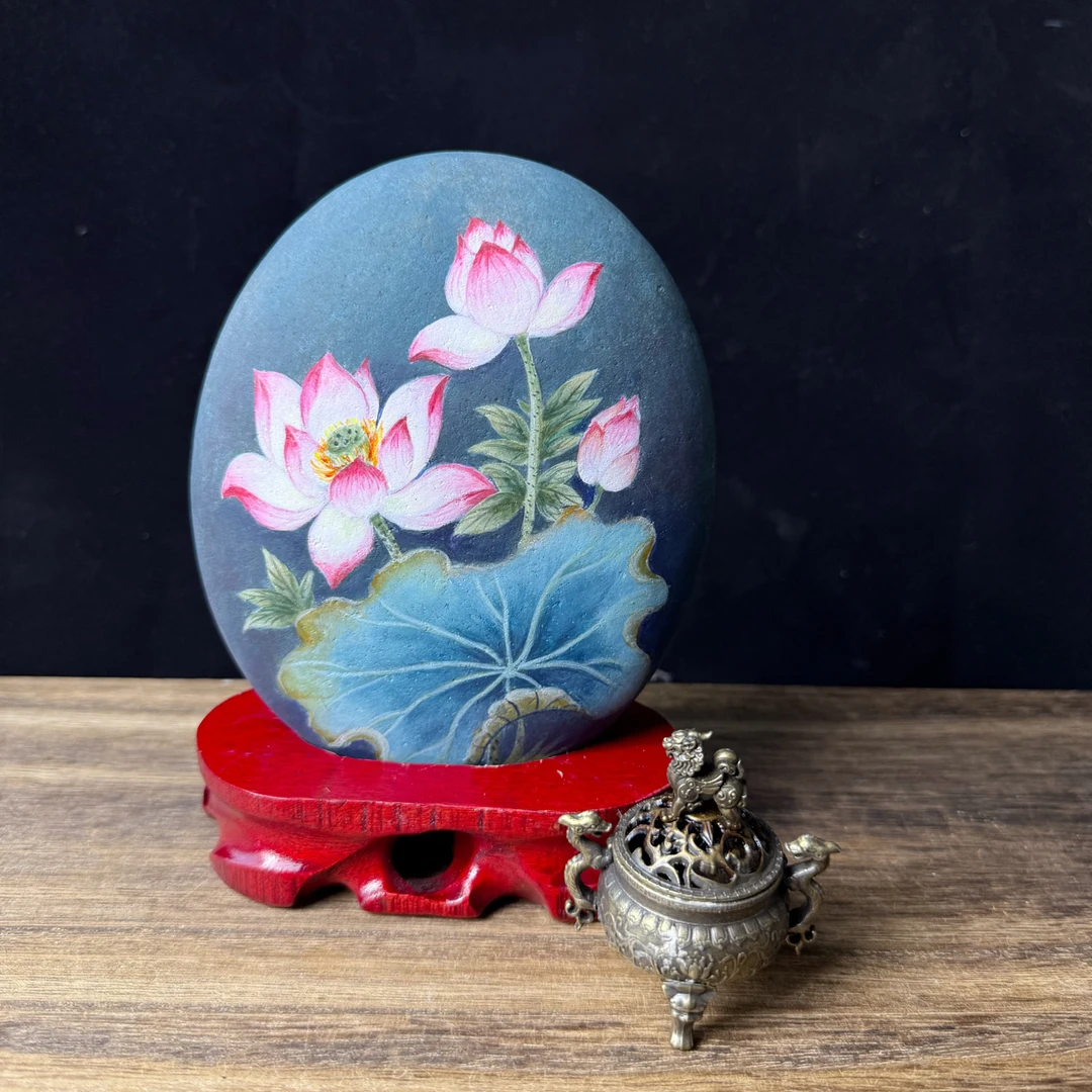 手绘精品荷花石头画包含底座（红色实木）