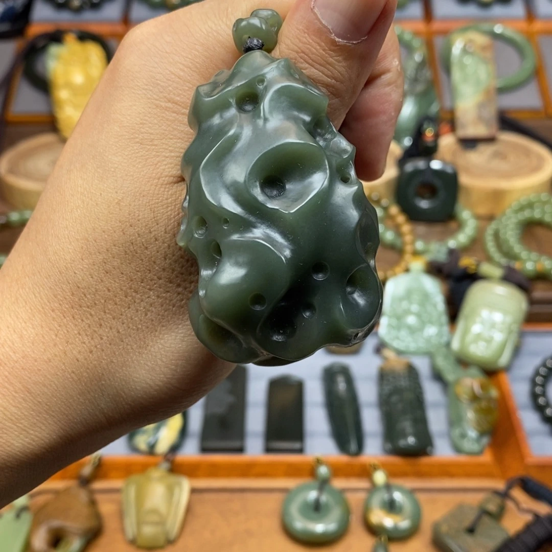 未镶嵌岫岩老玉（透闪石质玉）把件