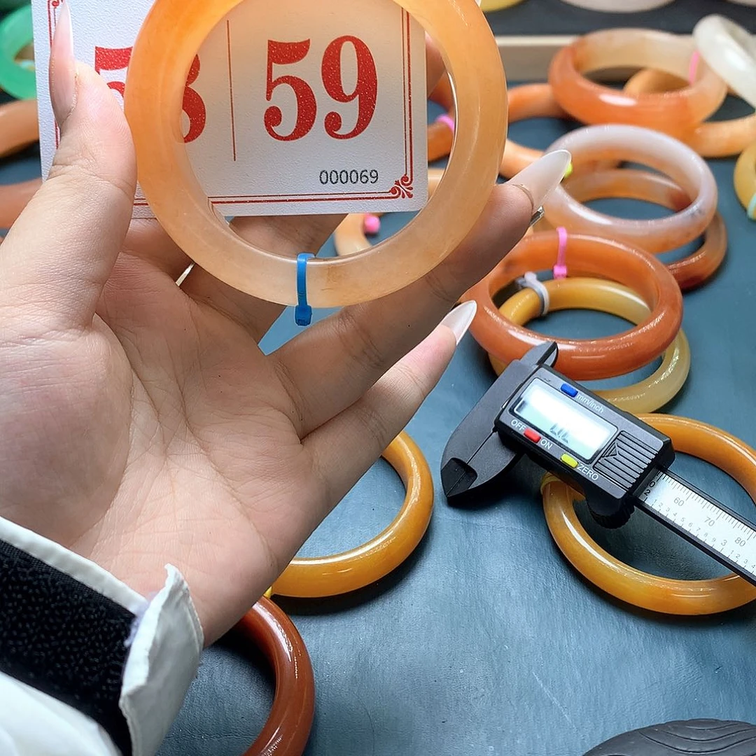 未镶嵌石英质玉（黄龙玉）手镯