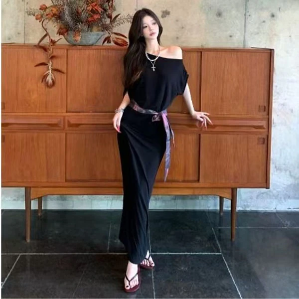 设计感黑色斜肩短袖连衣裙女夏季纯欲风修身长裙显瘦收腰包臀裙子