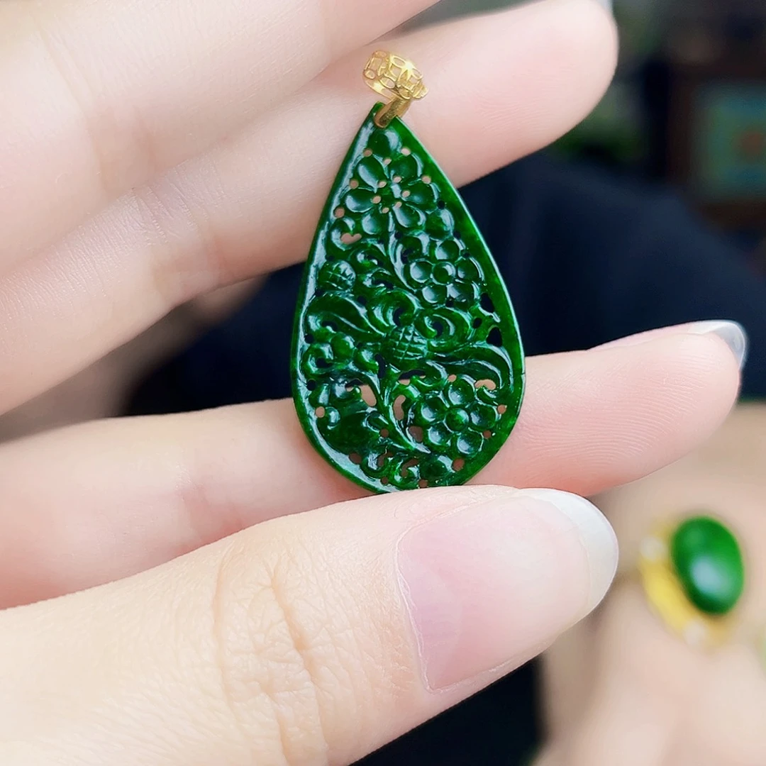 颈饰18K金镶嵌翡翠多样性