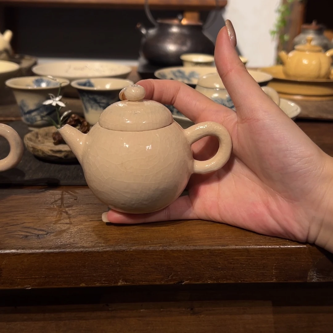 瓷片陶瓷。        陶瓷。