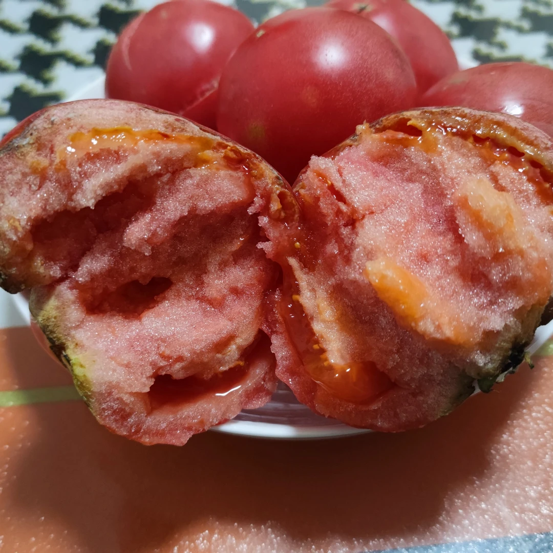 老品种水果西红柿，自然成熟，皮薄爆炸西红柿