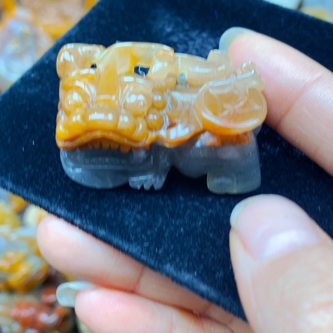 未镶嵌石英质玉（黄龙玉）颈饰