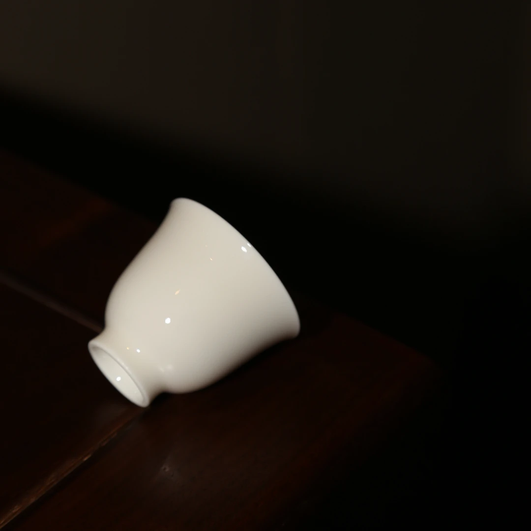 晓芳窑牙白釉雲露杯