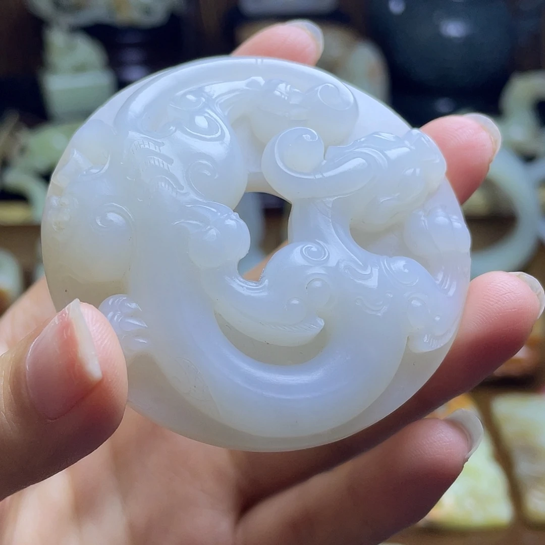 陆***)和田玉未镶嵌颈饰