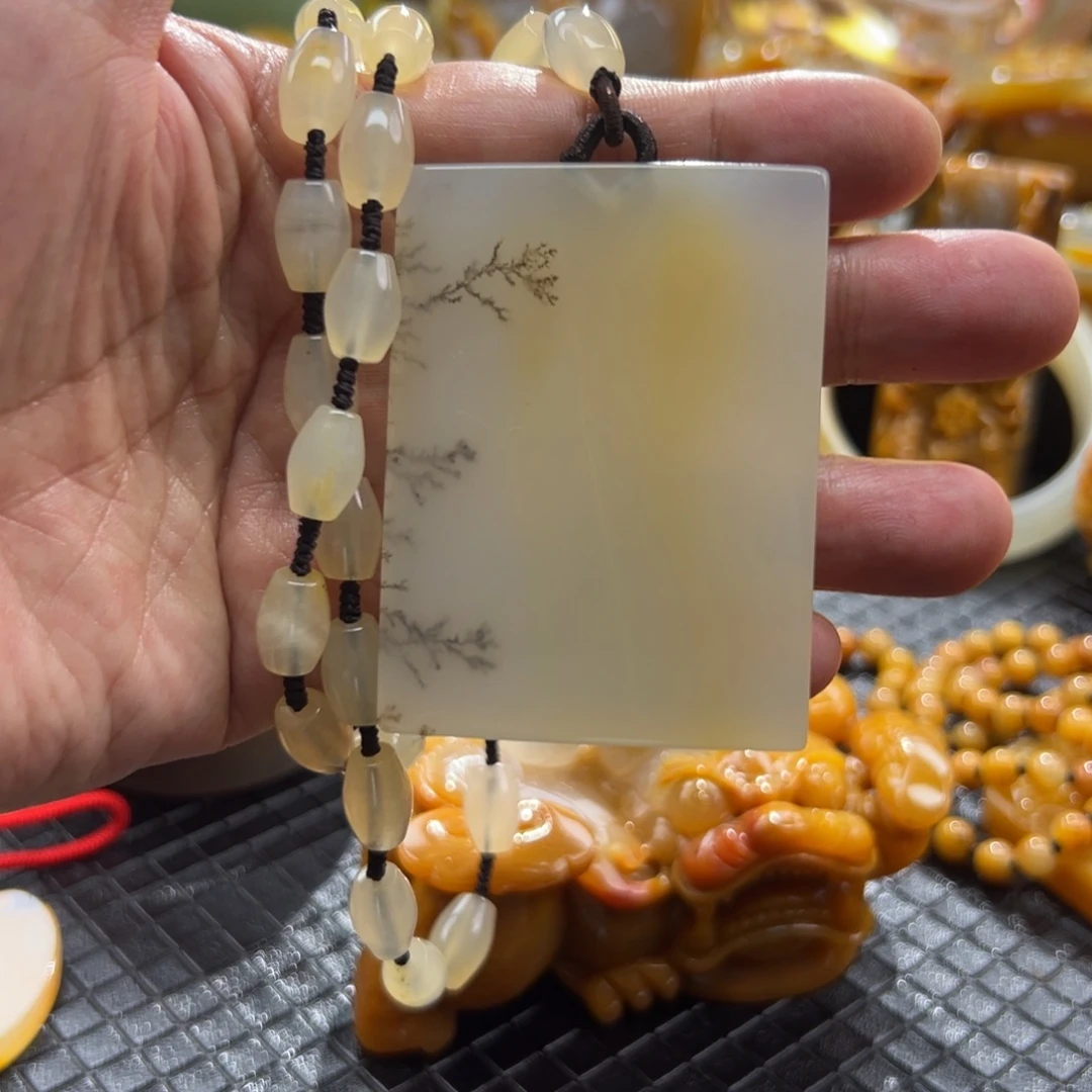 颈饰未镶嵌石英质玉