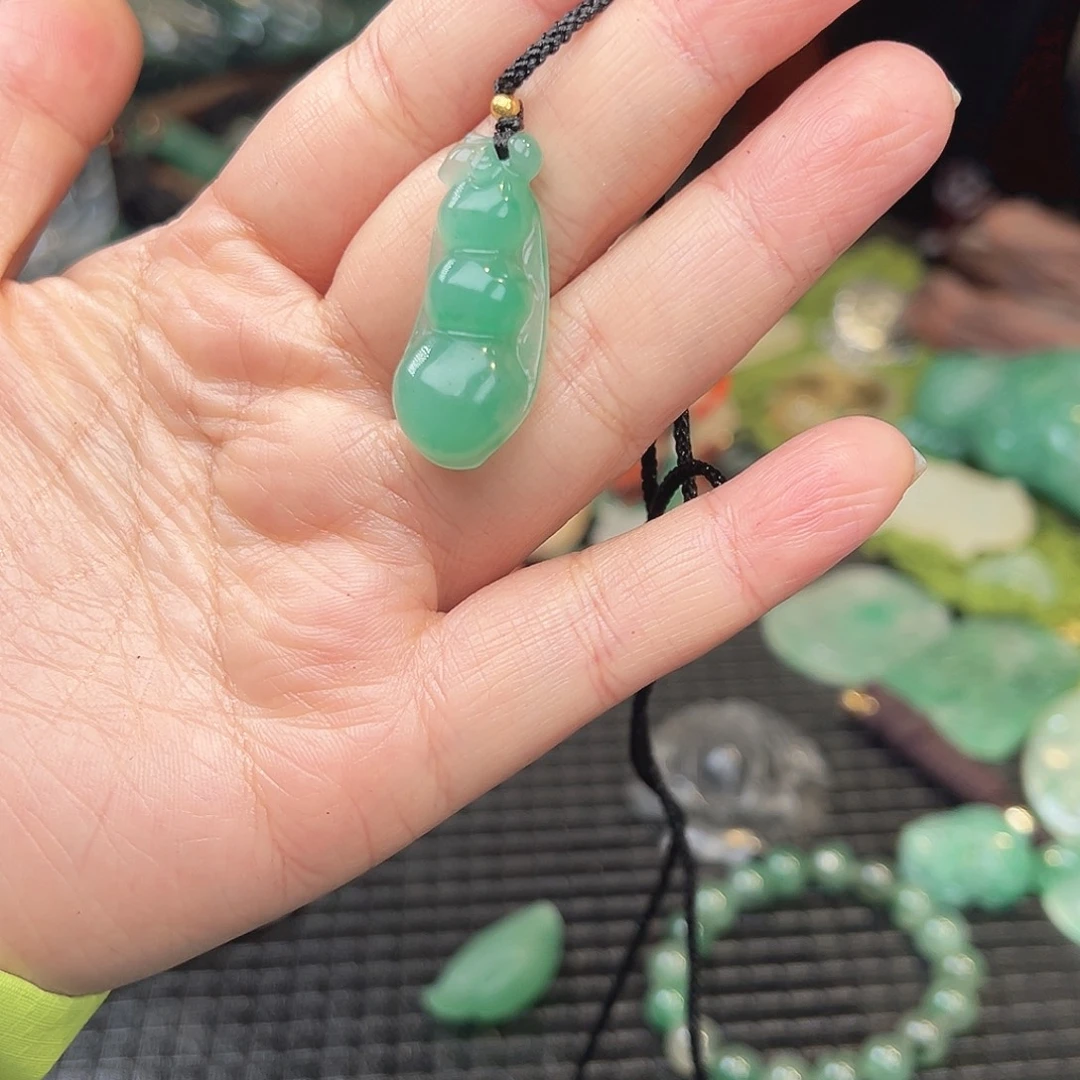 石英质玉（非洲翠）未镶嵌颈饰