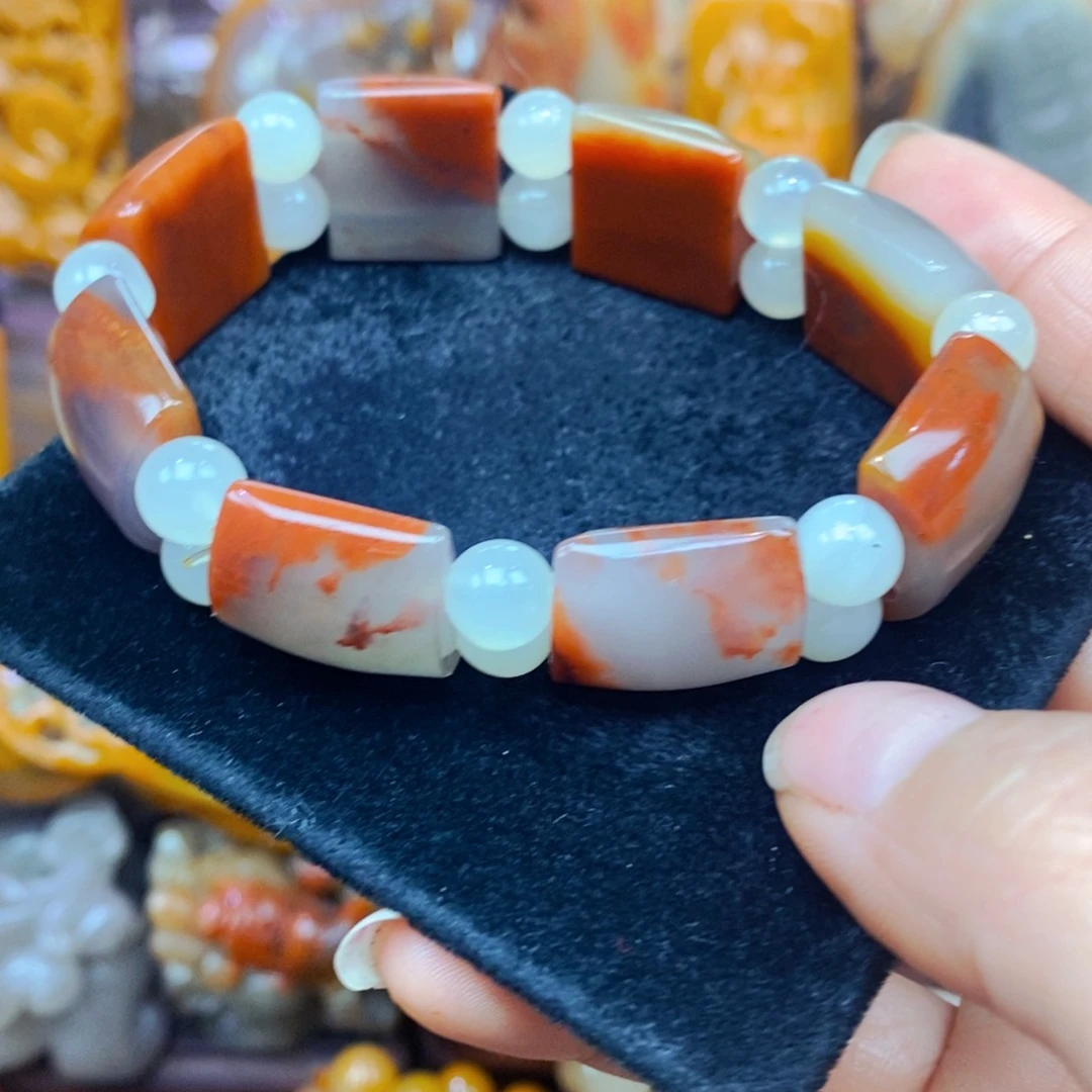 未镶嵌石英质玉（黄龙玉）颈饰