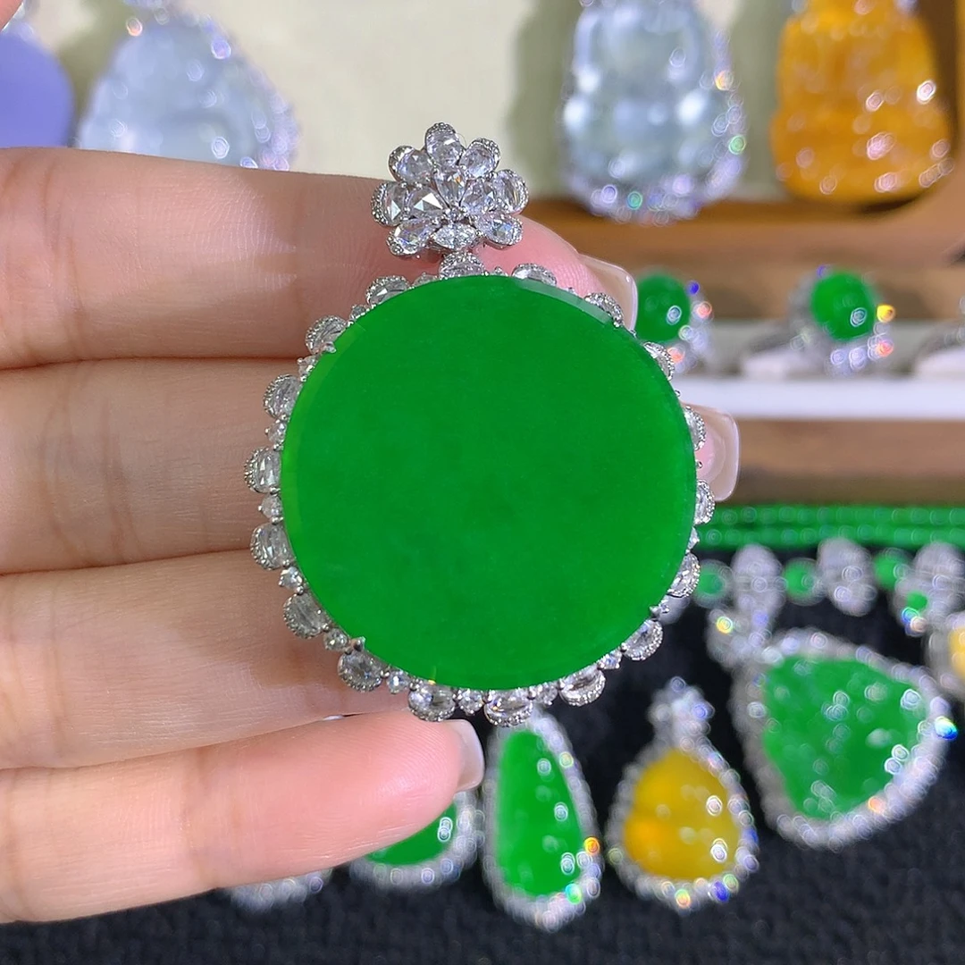 翡翠18K金镶嵌颈饰圆牌