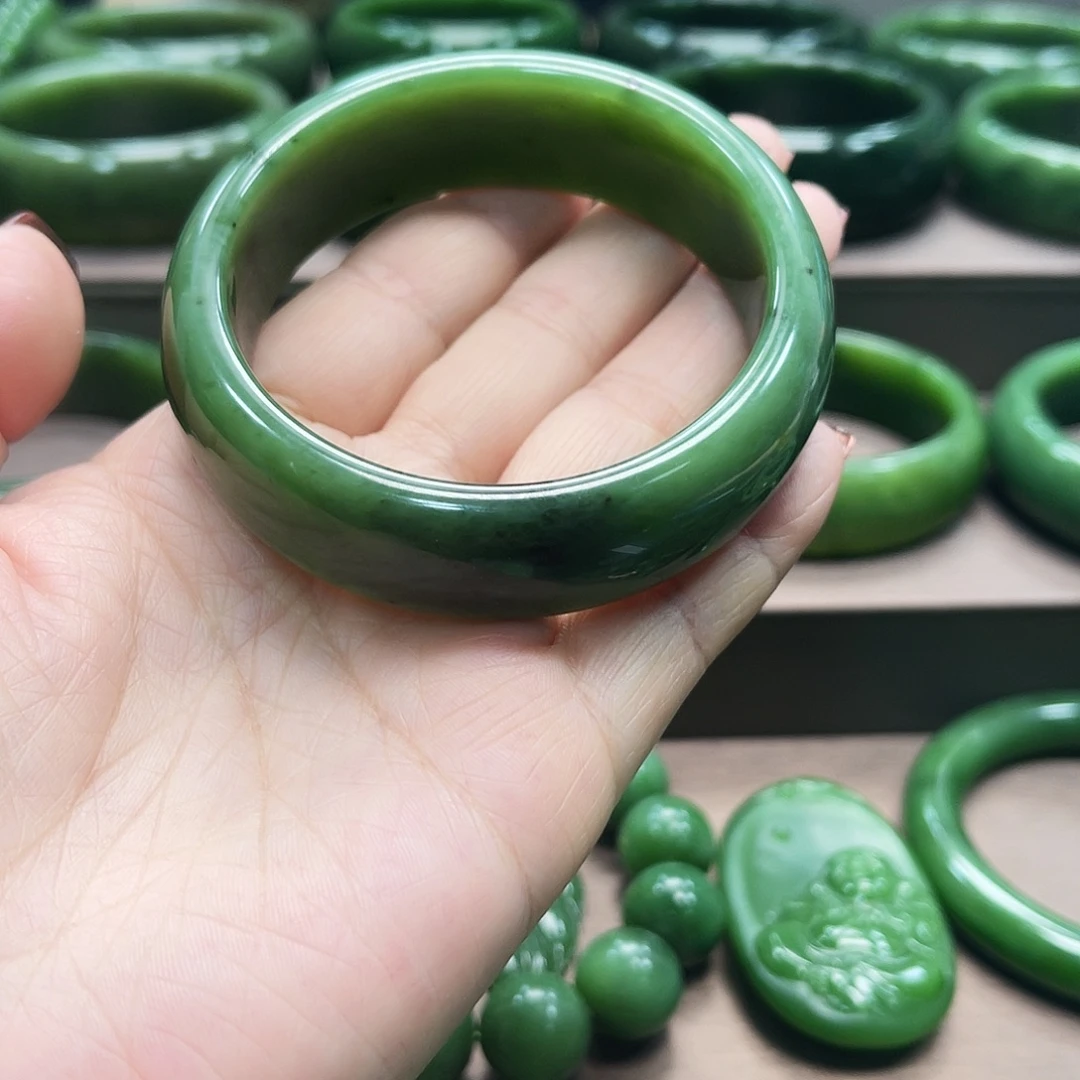 轻***松和田玉（碧玉）未镶嵌手镯