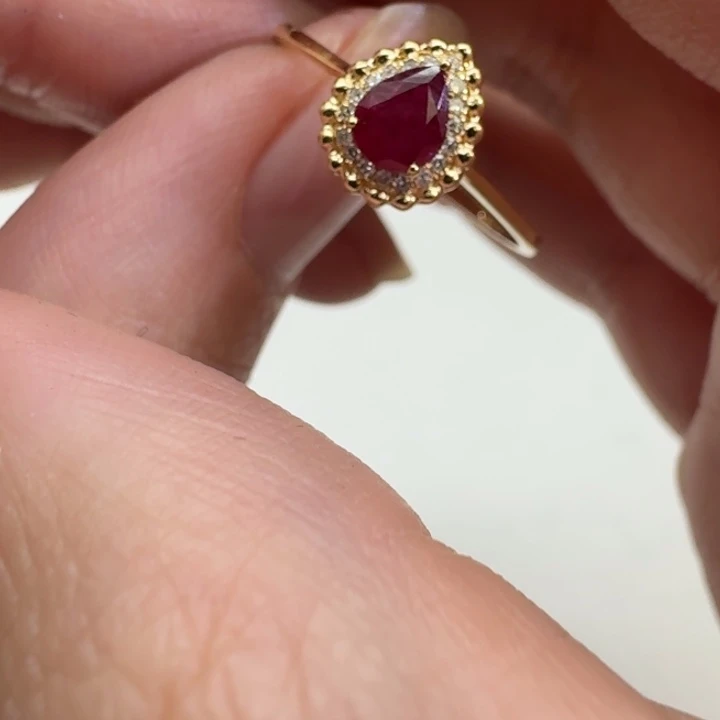 18K金镶嵌红宝石戒指